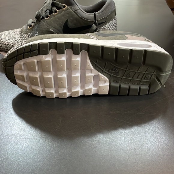 Barely worn Nike air shoes size 5 kids 6 women's no scuffs of visible wear . - Picture 4 of 5